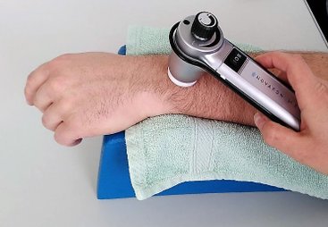 Behandlung mit Novafon am Handgelenk  in der Ergotherapie in Bautzen